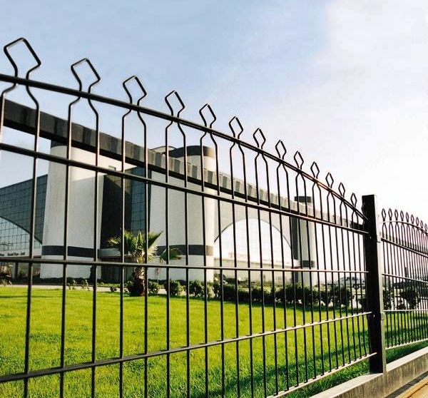 Panel çit sistemleri, BurSa SetasPanelcit Çit’in sunduğu estetik, dayanıklılık ve güvenliği bir arada bulunduran modern çit çözümlerindendir.